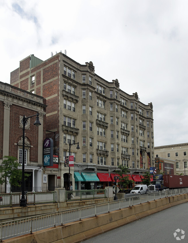 Building Photo - Huntington House