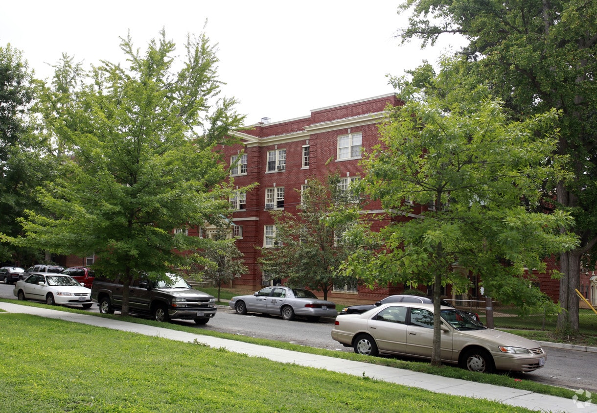 1450 Somerset Pl NW - Bennett Hall