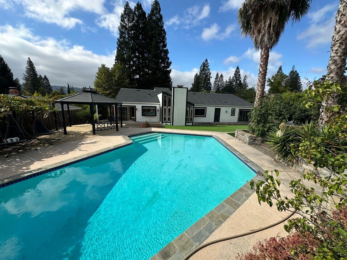 Foto principal - 4 Bed 3.5 Bath, Single Family Home In Danv...