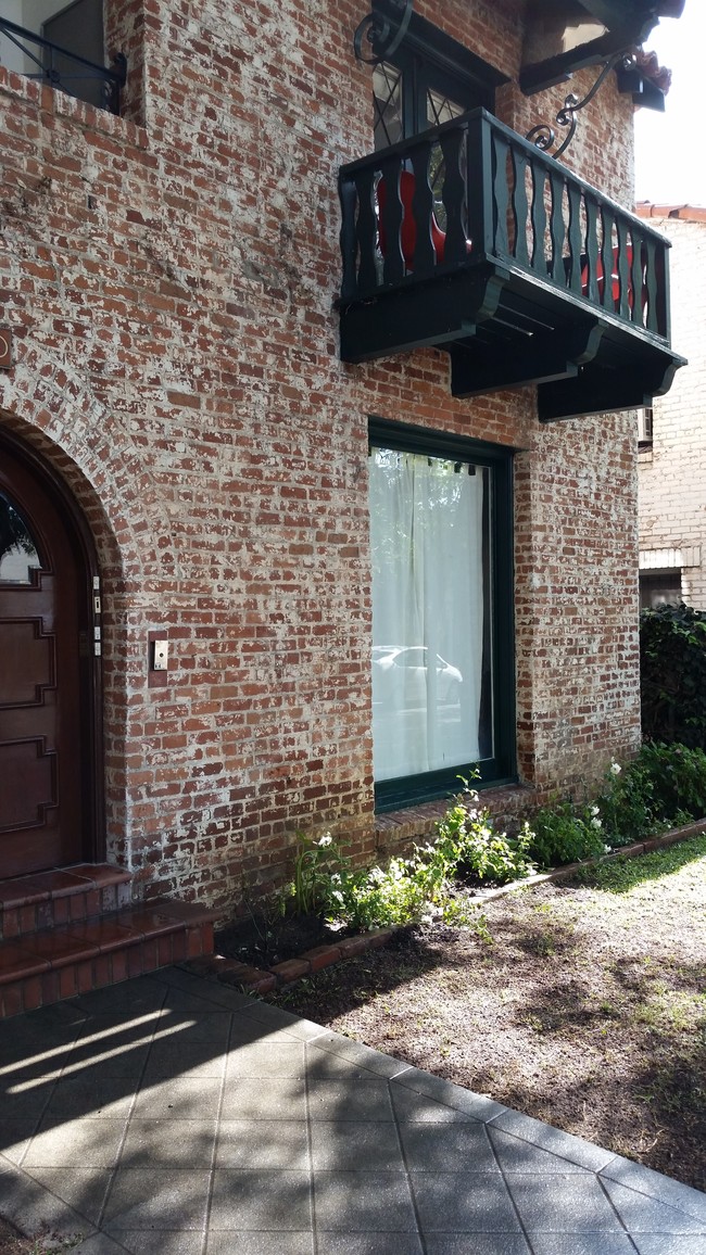 Building Photo - 1140 N Vista St