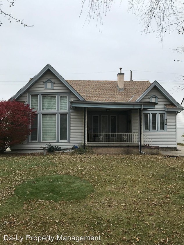 Primary Photo - 3 br, 1.5 bath House - 2208 W. 1st St.