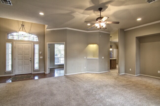 Building Photo - Spacious 3 bedroom/ Study -2264 sq ft.- Ed...