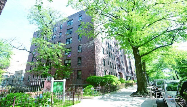 Building Photo - 3555 Kings College Place #1HR