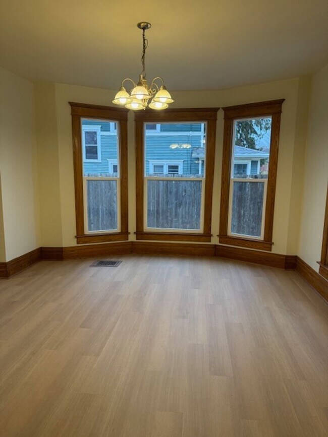 Foto del edificio - Renovated 3-Bedroom, 2-Bathroom Home For Rent in Historic Downtown Bristol