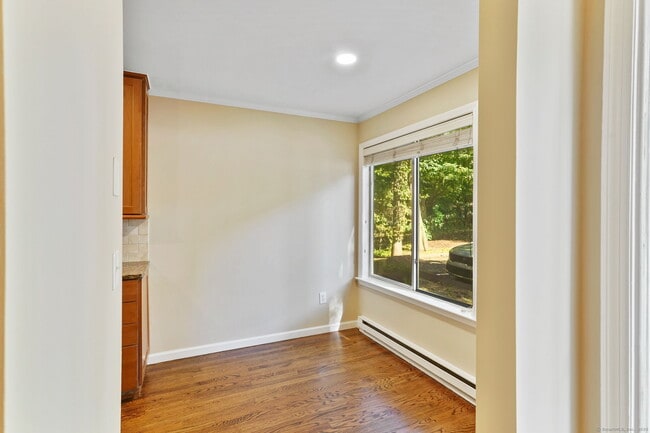 Building Photo - 20 E Pembroke Rd