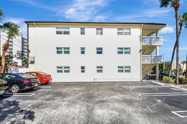 Building Photo - 3915 S Flagler Dr