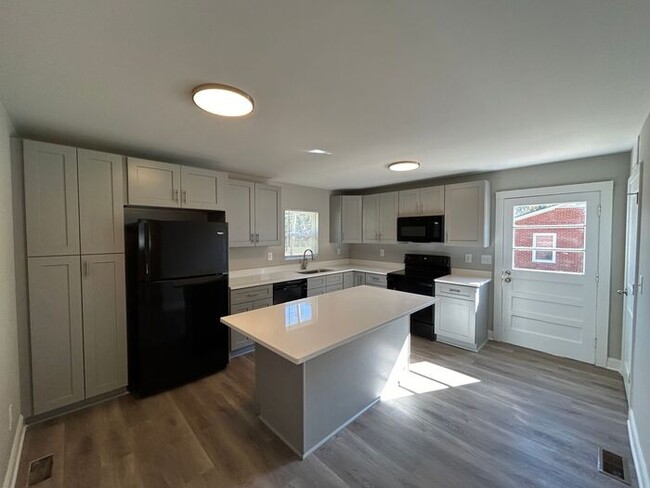 Building Photo - 331 Peach Orchard Rd