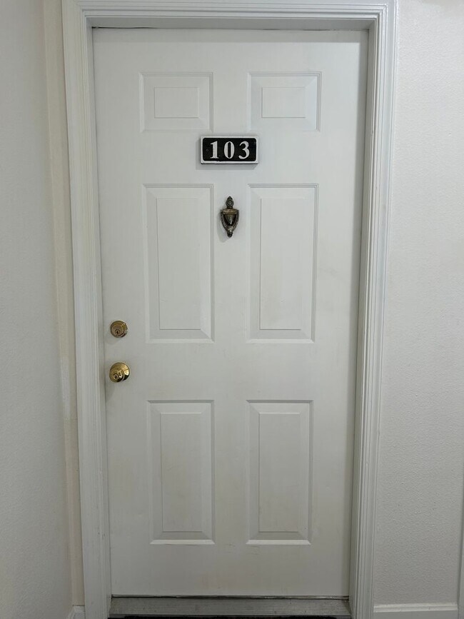 Foto del edificio - Third Floor Condo Available Now in Leesburg!