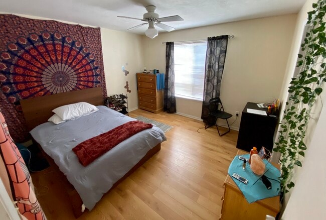 Spacious Bedroom - 4000 SW 23rd