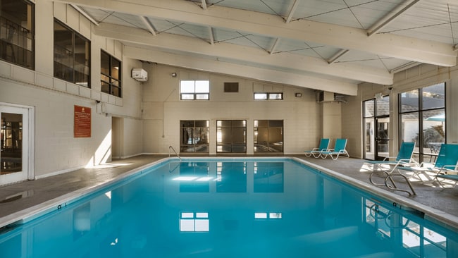 Piscina de interior todo el año - Aspen Park Apartments