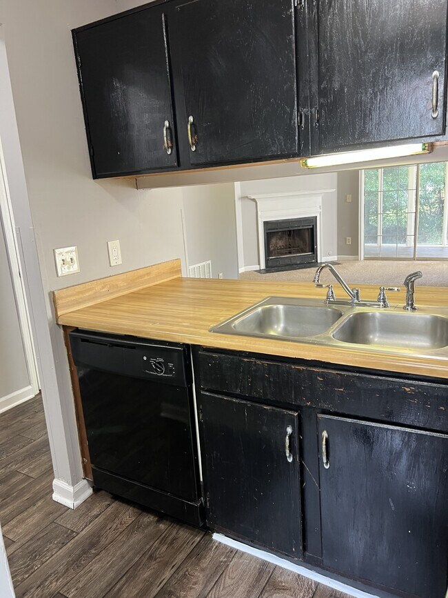 Building Photo - 2051 Charter Ln