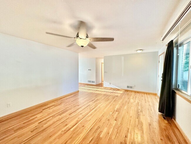 Foto del edificio - 1016 S Taft Hill Road