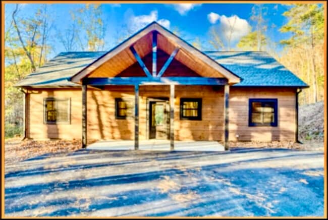 Building Photo - 200 E Ridge Ln