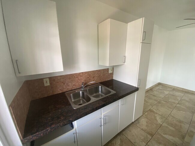 Foto del edificio - 6230 Milton Ave