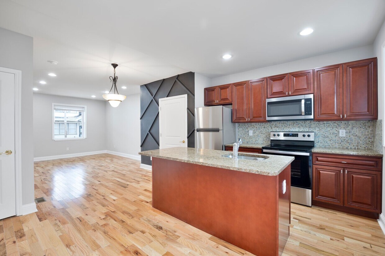 Primary Photo - ???Stunning 3 Bd, 2 Bath Completely Uodate...