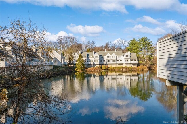 Foto del edificio - 66 Wilton Crest Rd