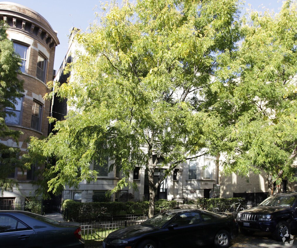 Building Photo - 652 W ROSCOE St