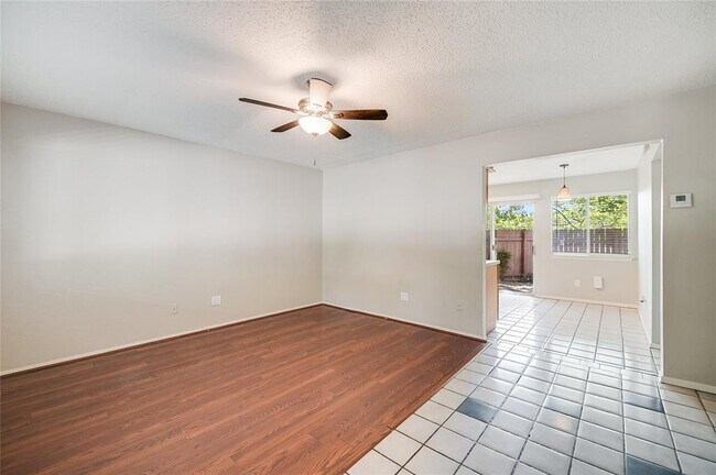 Foto del edificio - 5913 Little Creek Trail