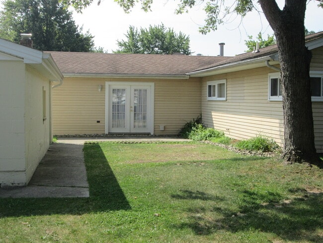 Building Photo - 2433 Bainbridge Ave