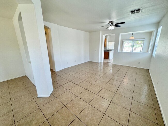 Foto del edificio - 4 Bedroom/2 Bath Single Level Home In Avondale! Golf Course Lot