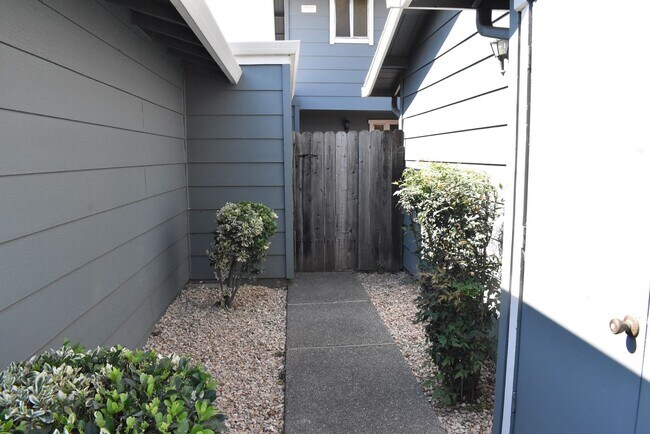 Building Photo - Large Condo Unit with Community Pool and Spa