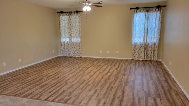 Sala de estar - 3907 S Vineyard Ave