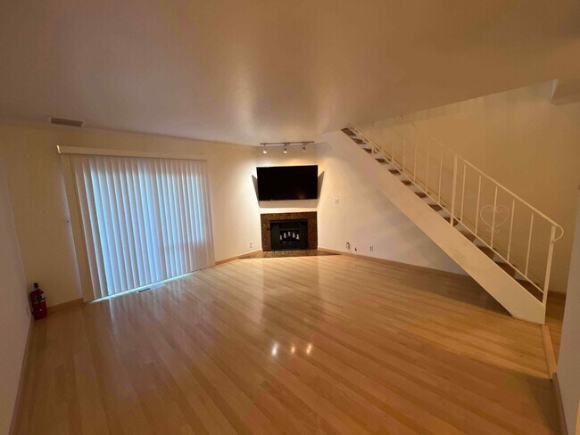 Building Photo - 447 Oak Ave