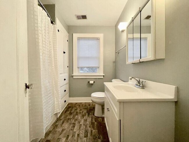 Building Photo - 3 bedroom in Kalamazoo MI 49001