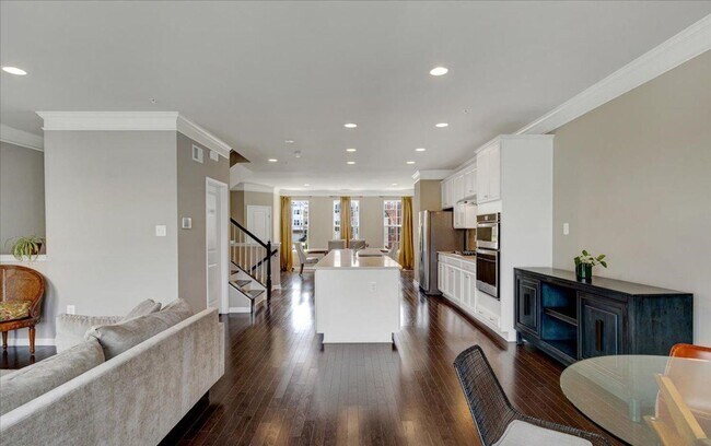 Building Photo - MAGNIFICENT 2,700 Sq Ft Three Bedroom 4 Ba...