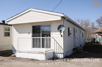 Building Photo - 5004-5004 43 Ave