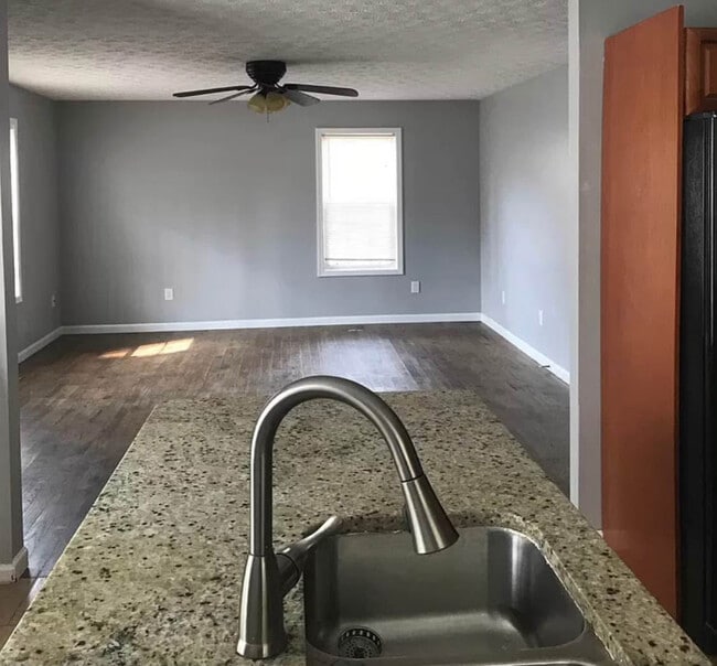 Building Photo - 194 Lake Dr