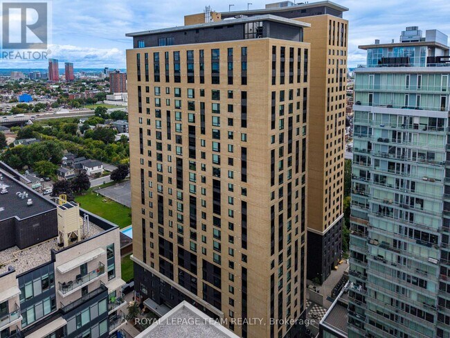 Photo du bâtiment - 105 Champagne Ave S
