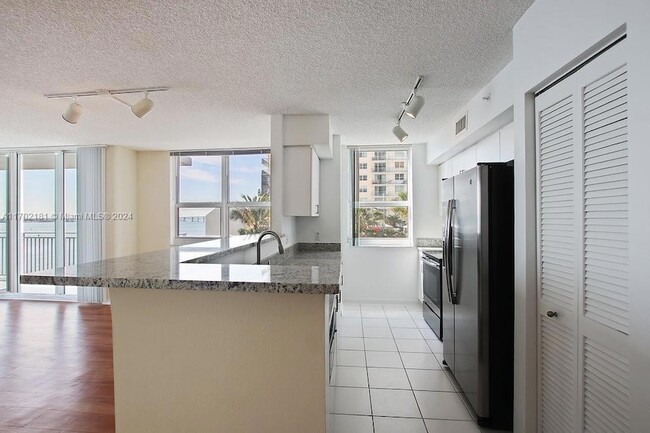 Building Photo - 1111 Brickell Bay Dr