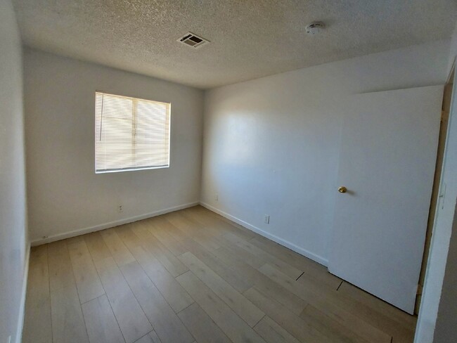 Foto del edificio - Freshly Updated 2 bed, 1 bath Upstairs Con...