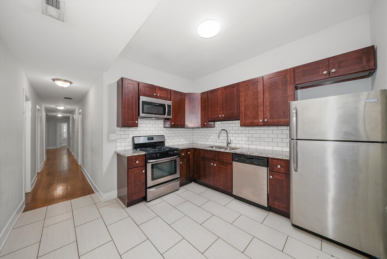 Primary Photo - 1054 N Ashland Ave