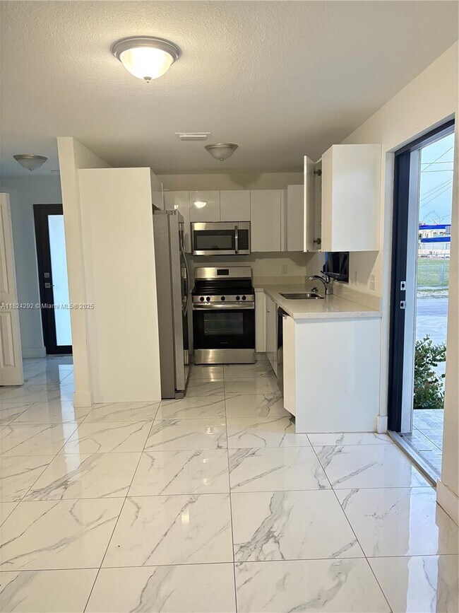Foto del edificio - 6280 NW 22nd Ct