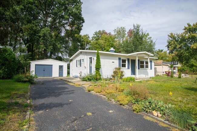 Building Photo - Newly Renovated 3 BR - 1 BA Ranch in Latham