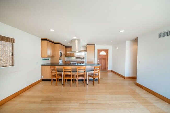 Building Photo - 3 Bedroom Single Family Home in the Brea-O...