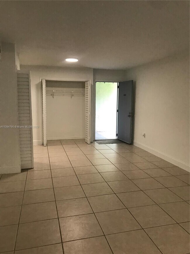 Building Photo - 210 Fontainebleau Blvd