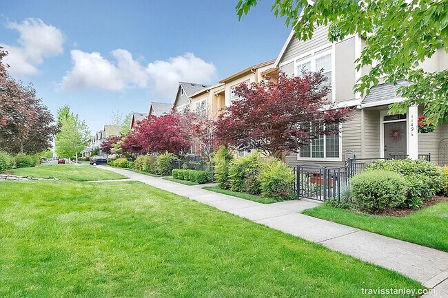 Greenbelt - 1149 SE Moonlight Ave