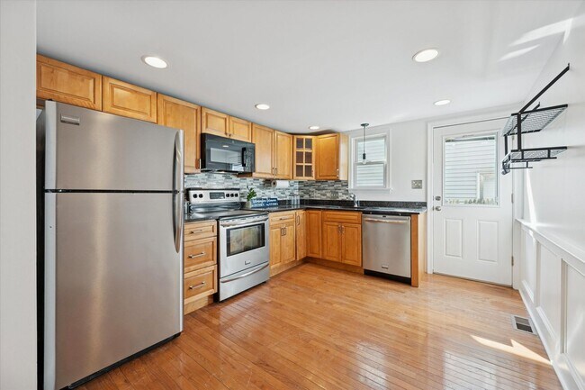 Foto del edificio - A Rare Gem in Forty Acres