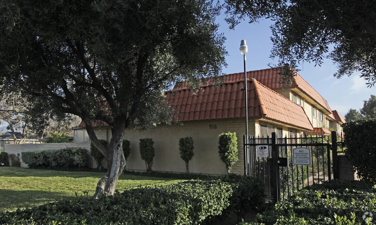Primary Photo - Kenwood Town Homes