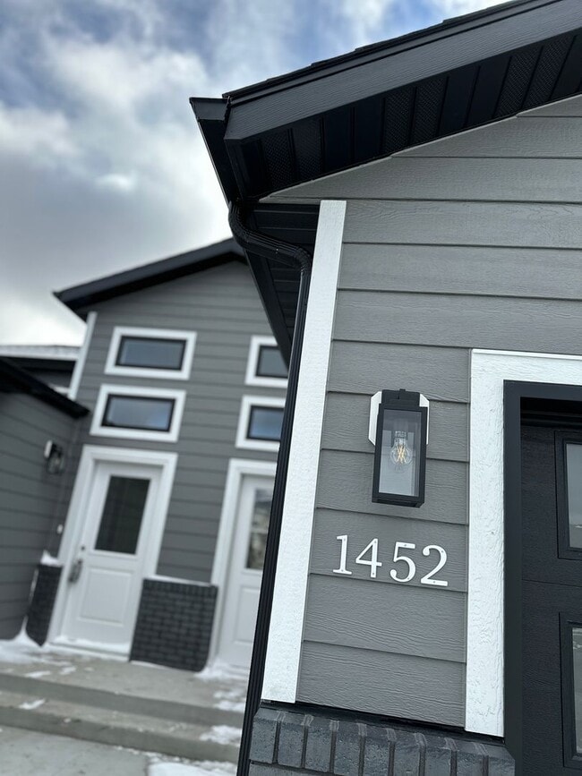 Building Photo - Beautiful 4 bed 2 bath Townhome for rent!