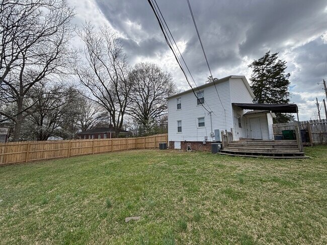 Building Photo - 3 Bedroom/1.5 Bath Charming House Large Fenced Yard