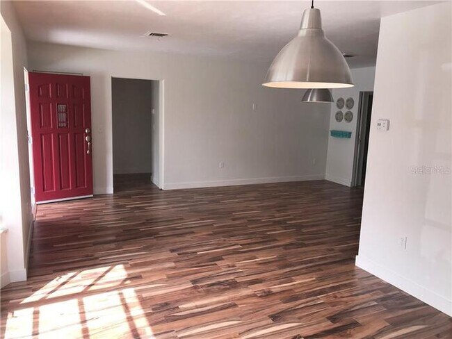 Foto del edificio - 6514 Blue Water Ave