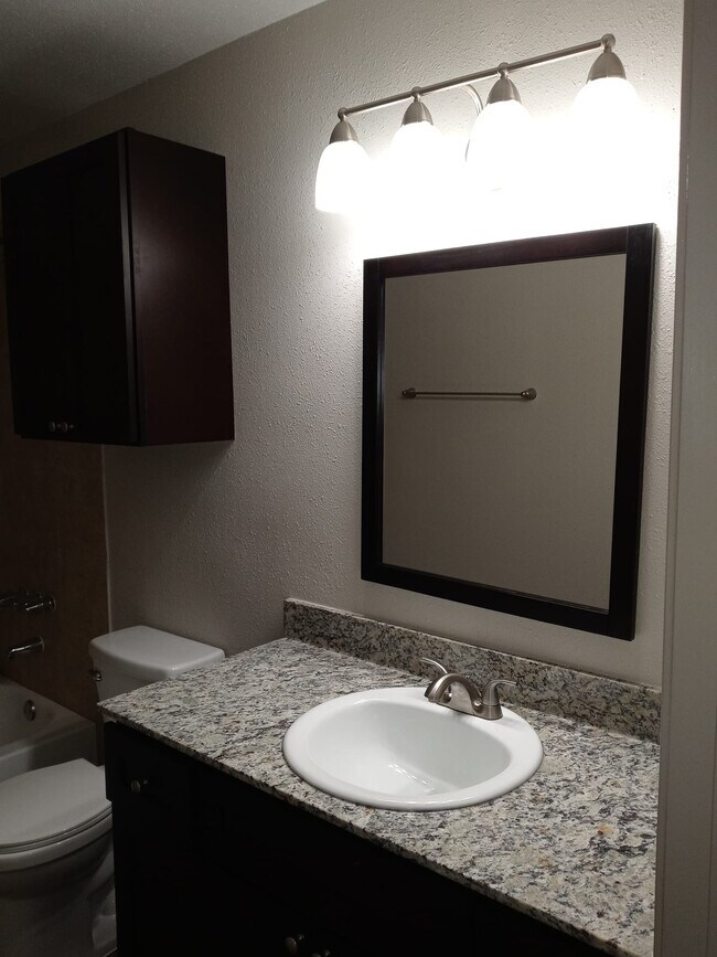 Baño - Oak Forest Apartments