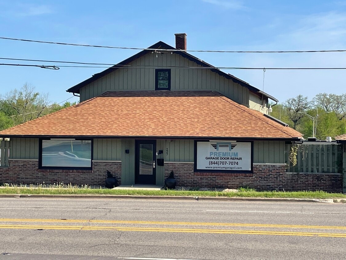 Primary Photo - 227 W Maple St