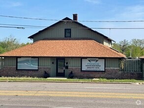 Building Photo - 227 W Maple St