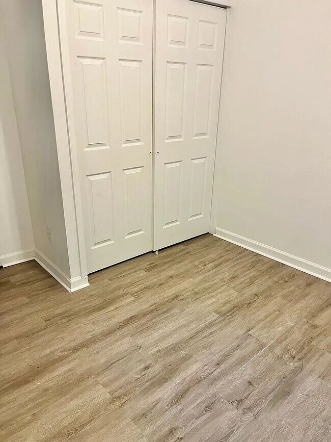 Building Photo - 3 Bedroom 1.5 Bath Townhouse