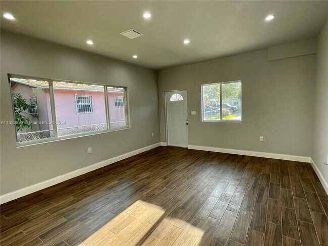 Foto del edificio - 4721 NW 15th Ave